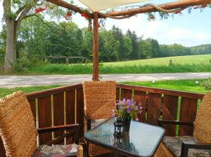 - une table et des chaises sur une terrasse avec vue dans l'établissement Zdomek, à Teplice