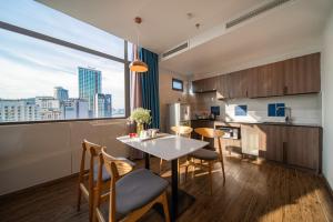 Kuchyň nebo kuchyňský kout v ubytování Aaron Hotel + 37 fotografií
