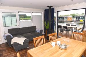 Posezení v ubytování Hausboote am Bärwalder See Traumhaus-mieten