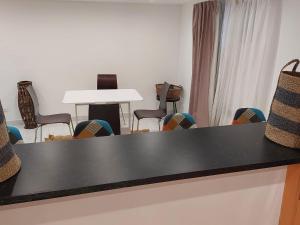 una stanza con tavolo, sedie e pianoforte di Happy Land Holliday residential a Épinay-sur-Seine
