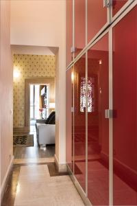 NSM 71 Via del Corso Luxury Home في روما: ممر مع أبواب زجاجية وغرفة معيشة