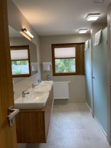 a bathroom with two sinks and two windows at Apartmotel ANROE 