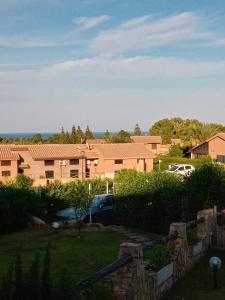 una casa con coches aparcados en un patio en Rey Marina Romantica, en Costa Rei 11 fotos más