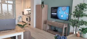 TV/Unterhaltungsangebot in der Unterkunft Palm Jumeirah Upgraded & Cozy Boutique Apartment