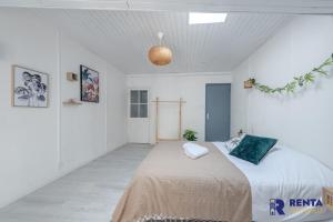 聖西普里安的住宿－Le MéditerranéenWIFI6 personnes，一间白色客房内配有一张大床的卧室