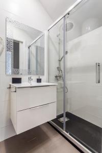 バレンシアにあるConde de Melito Apartmentの白いバスルーム(シャワー、シンク付)