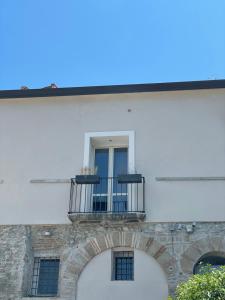 um edifício branco com uma janela e uma varanda em Luxury Guest House La Depandance em Benevento