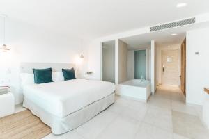 Postel nebo postele na pokoji v ubytování Hotel Boutique & Spa Las Mimosas Ibiza + 37 fotografií