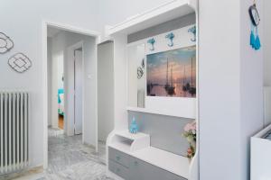 Baño blanco con lavabo y espejo en yiayia and papou Luxury House, en Limenas