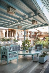 un patio con 2 bancos y una mesa en Samaria Studios, en Chóra Sfakíon