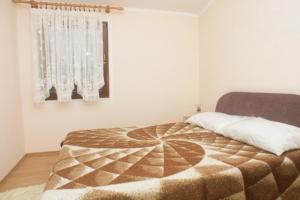 ein Schlafzimmer mit einem Bett mit einer Decke darauf in der Unterkunft Apartments with a parking space Mali Losinj (Losinj) - 2500 in Mali Lošinj