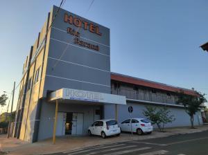 um hotel com dois carros estacionados em frente em Hotel Rio Paraná em Guaíra