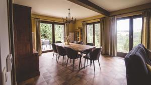 a dining room with a table and chairs at Vakantiewoning Barrage27 in Houffalize