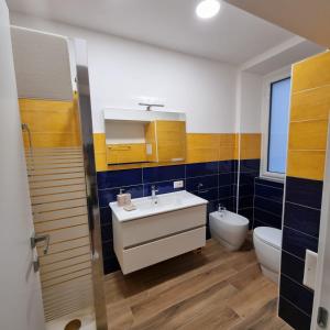 uma casa de banho com um lavatório e um WC em Filoblu appartamento Formia em Formia