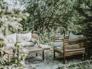 A seating area at Wooden Soul : duplex 2 chambres avec jardin commun