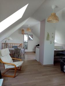 uma sala de estar com um sofá e uma mesa em Logement indépendant em Amboise