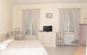 a bedroom with a television and a bed at Hotel Rinascimento in Campobasso