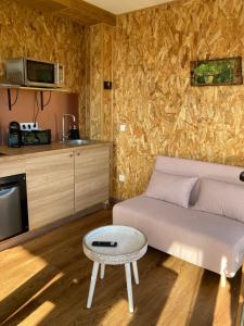 ein Wohnzimmer mit einem Sofa und einem Tisch in der Unterkunft O REFUXIO DOS CEBREIROS in Mazaricos