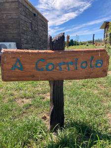 a sign that says aahoaho on a pole in the grass at O REFUXIO DOS CEBREIROS in Mazaricos