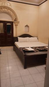 1 dormitorio con 1 cama en una habitación en Baba Guest House, en Varanasi