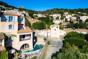 eine Luftansicht eines Hauses in einem Dorf in der Unterkunft CASA SANTA MARIA in Santa-Reparata-di-Balagna