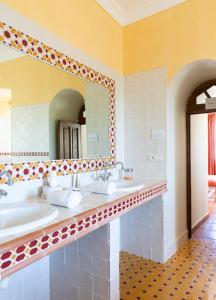 La salle de bains est pourvue de 2 lavabos et d'un grand miroir. dans l'établissement CASA SANTA MARIA, à Santa-Reparata-di-Balagna
