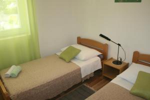 Postel nebo postele na pokoji v ubytování Apartment Privlaka 12957a