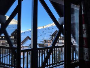 - une vue sur une montagne enneigée depuis la fenêtre dans l'établissement Résidence Lumières de Neige 2 - maeva Home, à Valmeinier
