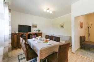 TV a/nebo společenská místnost v ubytování Apartment Privlaka 12957a