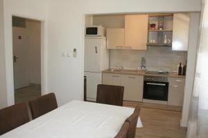 Kuchyň nebo kuchyňský kout v ubytování Apartment Privlaka 12957a
