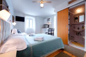 ein Schlafzimmer mit einem Bett mit zwei Handtüchern darauf in der Unterkunft Apartments by the sea Komiza, Vis - 9703 in Komiža