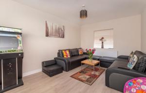 a living room with couches and a video game at 1 Ascot Mews - City of York Holiday Home in York