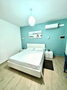 En eller flere senge i et værelse på B&B Santorini