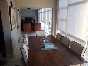 MondesaにあるWaterfront G8 Swakopmundの木製のテーブルと椅子のあるダイニングルーム