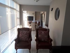 MondesaにあるWaterfront G8 Swakopmundのリビングルーム(窓際の椅子2脚付) +8枚の写真