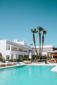 Bazén v ubytování Hotel Boutique & Spa Las Mimosas Ibiza nebo v jeho okolí