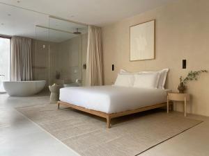 een slaapkamer met een groot bed en een bad bij Olive studios in Zadar