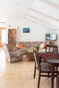 TV a/nebo společenská místnost v ubytování Apartments by the sea Zrnovska Banja, Korcula - 9705
