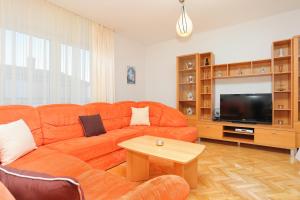 Televízia a/alebo spoločenská miestnosť v ubytovaní Apartments with a parking space Podstrana, Split - 10249