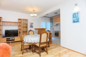 Kuchyňa alebo kuchynka v ubytovaní Apartments with a parking space Podstrana, Split - 10249