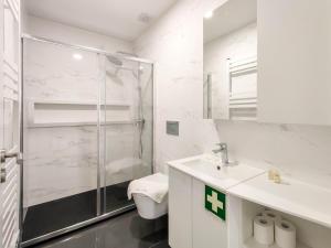 ein Bad mit einer Dusche, einem Waschbecken und einem WC in der Unterkunft Senhora da Agonia - Apartment in Ribeira in Viana do Castelo