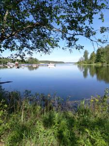 - Vistas a un lago con barcos en Majatalo, en Kuopio