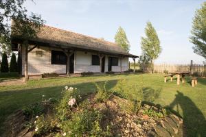 a house with a picnic table in a yard at Rooms with a parking space Tordinci, Slavonija - 15159 in Tordinci