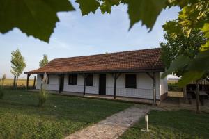 ein weißes Haus mit braunem Dach in der Unterkunft Rooms with a parking space Tordinci, Slavonija - 15159 in Tordinci