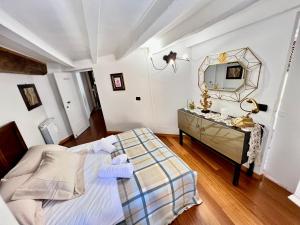 een slaapkamer met een bed, een dressoir en een spiegel bij [Art of Bergamo] Luxury & design house in Bergamo