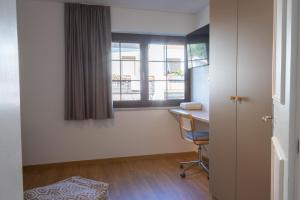 Habitación vacía con escritorio y ventana en Haus Trudi en Walchsee