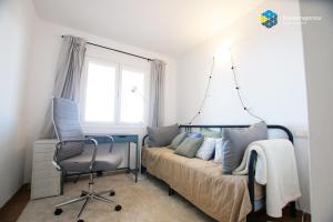 a bedroom with a bed and a desk and a chair at Apartamento Beach Cala Pi in Cala Pi
