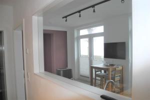 TV a/nebo společenská místnost v ubytování Strandappartement Steinberghaff "Charlotte" mit Meerblick