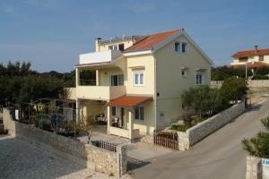 Zdjęcie z galerii obiektu Apartments by the sea Mandre, Pag - 12969 w mieście Kolan