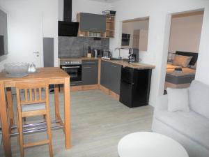 Kuchyň nebo kuchyňský kout v ubytování Strandappartement Steinberghaff "Charlotte" mit Meerblick